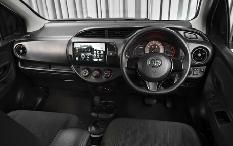 Toyota Vitz, 2019 год, 1 079 000 рублей, 6 фотография