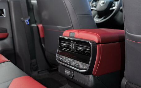 Toyota Land Cruiser, 2025 год, 19 500 000 рублей, 28 фотография