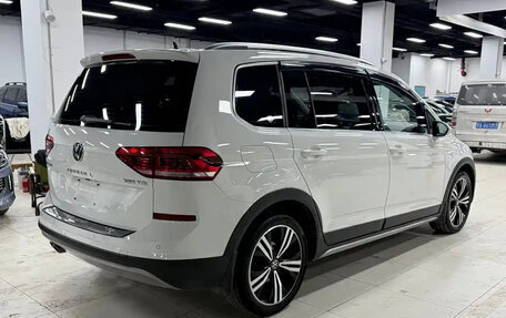 Volkswagen Touran III, 2022 год, 2 399 123 рублей, 4 фотография