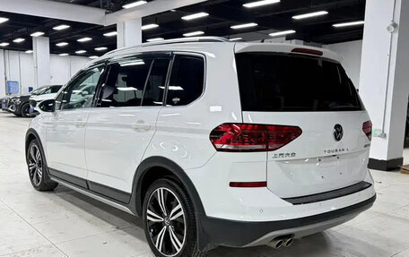 Volkswagen Touran III, 2022 год, 2 399 123 рублей, 6 фотография
