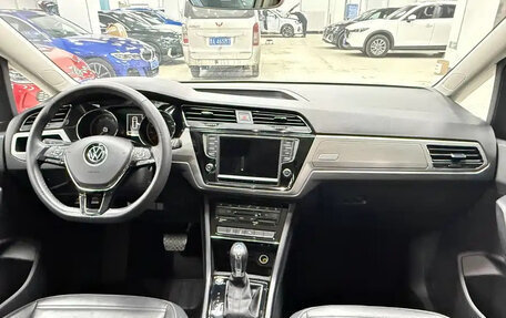 Volkswagen Touran III, 2022 год, 2 399 123 рублей, 10 фотография