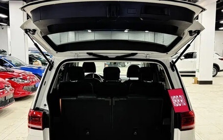 Volkswagen Touran III, 2022 год, 2 399 123 рублей, 7 фотография