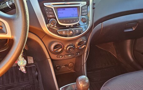 Hyundai Solaris II рестайлинг, 2012 год, 800 000 рублей, 18 фотография