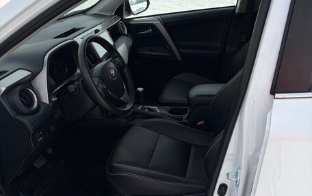 Toyota RAV4, 2018 год, 3 300 000 рублей, 13 фотография