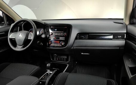 Mitsubishi Outlander III рестайлинг 3, 2020 год, 1 957 000 рублей, 13 фотография