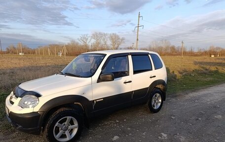 Chevrolet Niva I рестайлинг, 2015 год, 690 000 рублей, 3 фотография