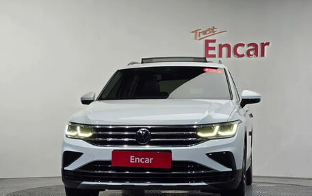 Volkswagen Tiguan II, 2023 год, 3 125 000 рублей, 3 фотография
