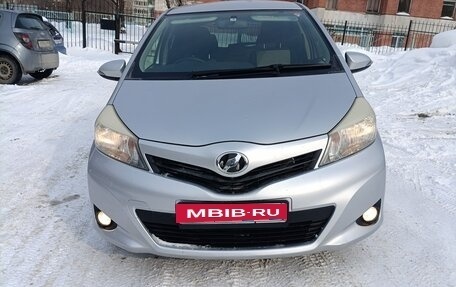 Toyota Vitz, 2013 год, 740 000 рублей, 2 фотография