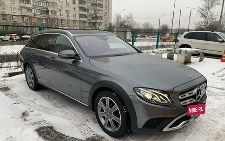 Mercedes-Benz E-Класс, 2017 год, 3 500 000 рублей, 5 фотография