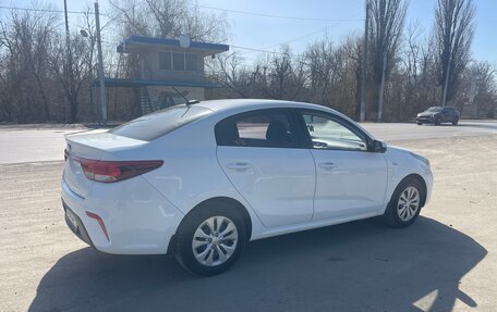 KIA Rio IV, 2018 год, 900 000 рублей, 4 фотография