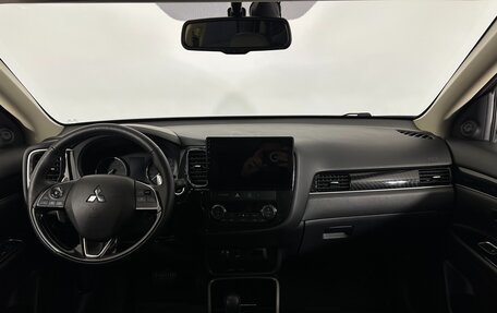 Mitsubishi Outlander III рестайлинг 3, 2022 год, 3 400 000 рублей, 6 фотография