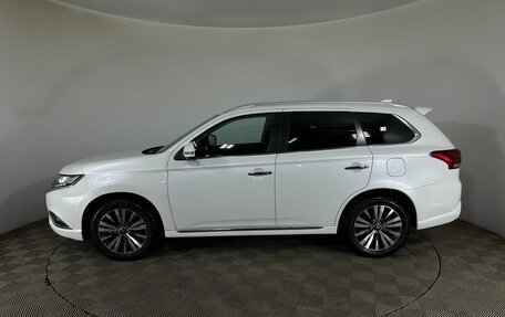 Mitsubishi Outlander III рестайлинг 3, 2022 год, 3 400 000 рублей, 4 фотография
