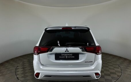 Mitsubishi Outlander III рестайлинг 3, 2022 год, 3 400 000 рублей, 2 фотография