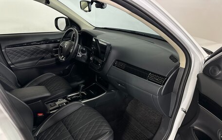 Mitsubishi Outlander III рестайлинг 3, 2022 год, 3 400 000 рублей, 13 фотография