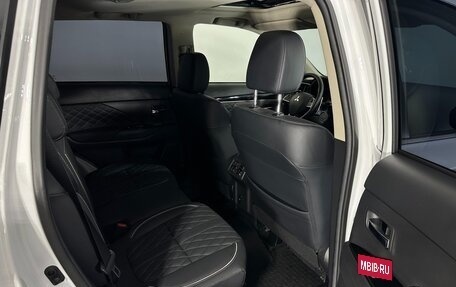 Mitsubishi Outlander III рестайлинг 3, 2022 год, 3 400 000 рублей, 16 фотография