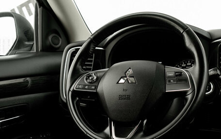 Mitsubishi Outlander III рестайлинг 3, 2017 год, 1 780 000 рублей, 13 фотография