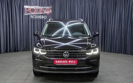 Volkswagen Tiguan II, 2021 год, 3 398 000 рублей, 2 фотография