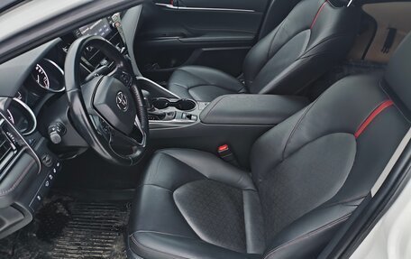 Toyota Camry, 2021 год, 1 900 000 рублей, 4 фотография