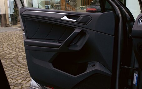 Volkswagen Tiguan II, 2019 год, 1 995 000 рублей, 12 фотография