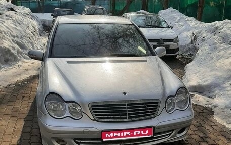 Mercedes-Benz C-Класс, 2006 год, 450 000 рублей, 1 фотография