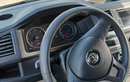 Volkswagen Transporter T6 рестайлинг, 2017 год, 2 600 000 рублей, 3 фотография