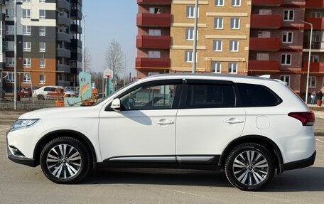 Mitsubishi Outlander III рестайлинг 3, 2019 год, 2 500 000 рублей, 20 фотография