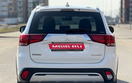 Mitsubishi Outlander III рестайлинг 3, 2019 год, 2 500 000 рублей, 18 фотография