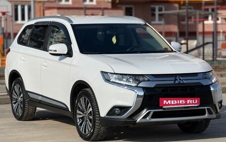 Mitsubishi Outlander III рестайлинг 3, 2019 год, 2 500 000 рублей, 3 фотография