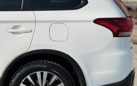 Mitsubishi Outlander III рестайлинг 3, 2019 год, 2 500 000 рублей, 22 фотография