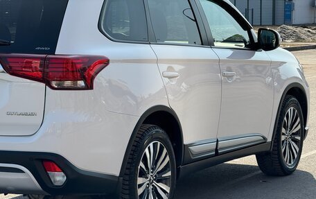 Mitsubishi Outlander III рестайлинг 3, 2019 год, 2 500 000 рублей, 25 фотография