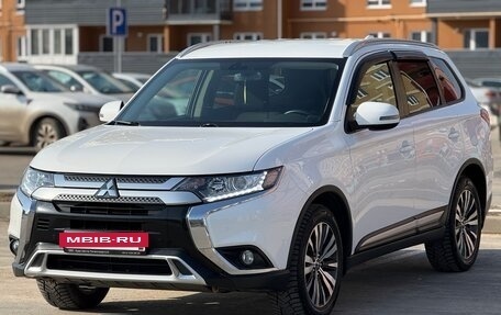 Mitsubishi Outlander III рестайлинг 3, 2019 год, 2 500 000 рублей, 14 фотография