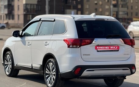 Mitsubishi Outlander III рестайлинг 3, 2019 год, 2 500 000 рублей, 19 фотография