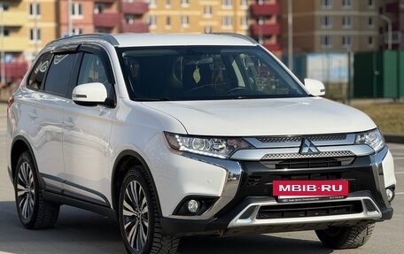 Mitsubishi Outlander III рестайлинг 3, 2019 год, 2 500 000 рублей, 16 фотография