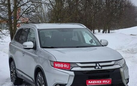 Mitsubishi Outlander III рестайлинг 3, 2015 год, 1 620 000 рублей, 1 фотография