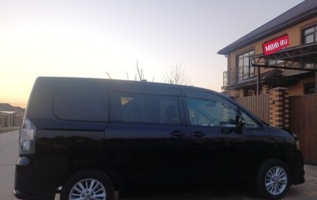 Toyota Voxy II, 2009 год, 1 182 000 рублей, 16 фотография