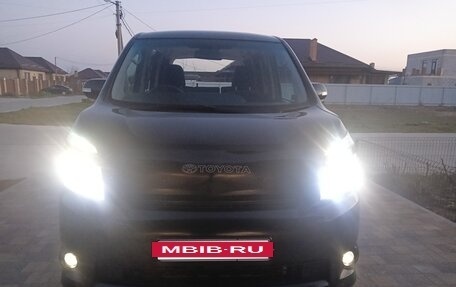 Toyota Voxy II, 2009 год, 1 182 000 рублей, 18 фотография