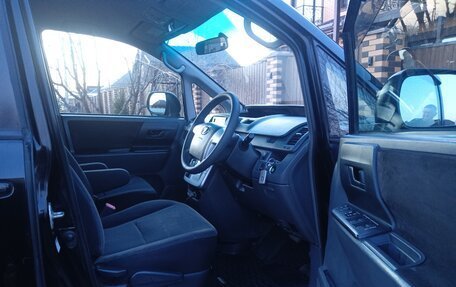 Toyota Voxy II, 2009 год, 1 182 000 рублей, 22 фотография