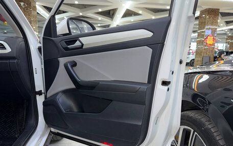 Volkswagen T-Roc I, 2023 год, 1 830 000 рублей, 6 фотография