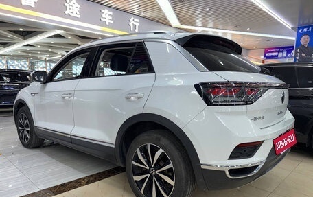 Volkswagen T-Roc I, 2023 год, 1 830 000 рублей, 2 фотография