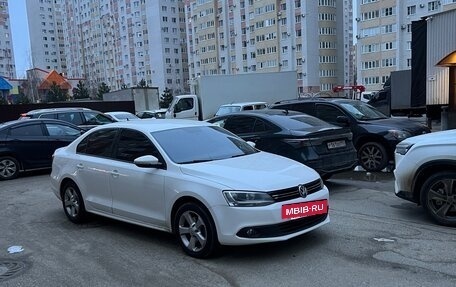 Volkswagen Jetta VI, 2013 год, 1 100 000 рублей, 2 фотография