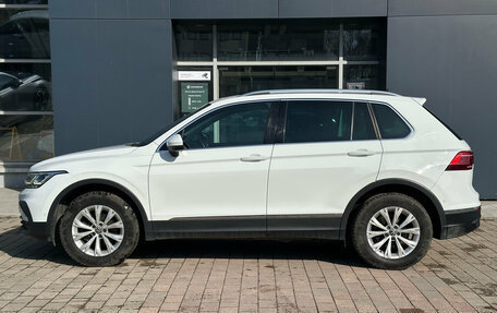 Volkswagen Tiguan II, 2021 год, 2 799 000 рублей, 2 фотография