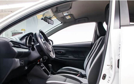 Toyota Yaris, 2022 год, 1 400 000 рублей, 9 фотография