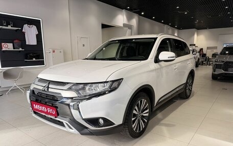 Mitsubishi Outlander III рестайлинг 3, 2018 год, 1 875 000 рублей, 1 фотография