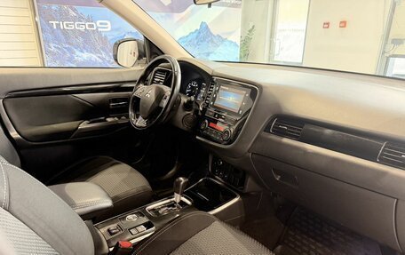 Mitsubishi Outlander III рестайлинг 3, 2018 год, 1 875 000 рублей, 10 фотография