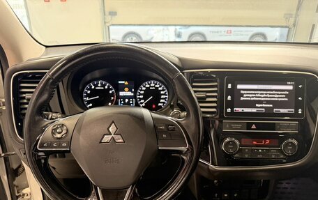 Mitsubishi Outlander III рестайлинг 3, 2018 год, 1 875 000 рублей, 13 фотография