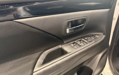 Mitsubishi Outlander III рестайлинг 3, 2018 год, 1 875 000 рублей, 15 фотография