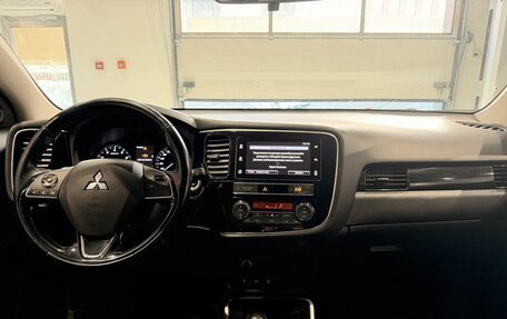 Mitsubishi Outlander III рестайлинг 3, 2018 год, 1 875 000 рублей, 11 фотография