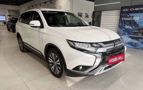 Mitsubishi Outlander III рестайлинг 3, 2018 год, 1 875 000 рублей, 3 фотография