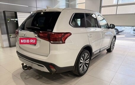 Mitsubishi Outlander III рестайлинг 3, 2018 год, 1 875 000 рублей, 4 фотография