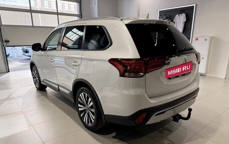 Mitsubishi Outlander III рестайлинг 3, 2018 год, 1 875 000 рублей, 6 фотография